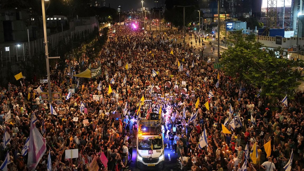 In Israel kommt es wegen der beschlossenen Ausweitung des Gaza-Krieges zu Massenprotesten.