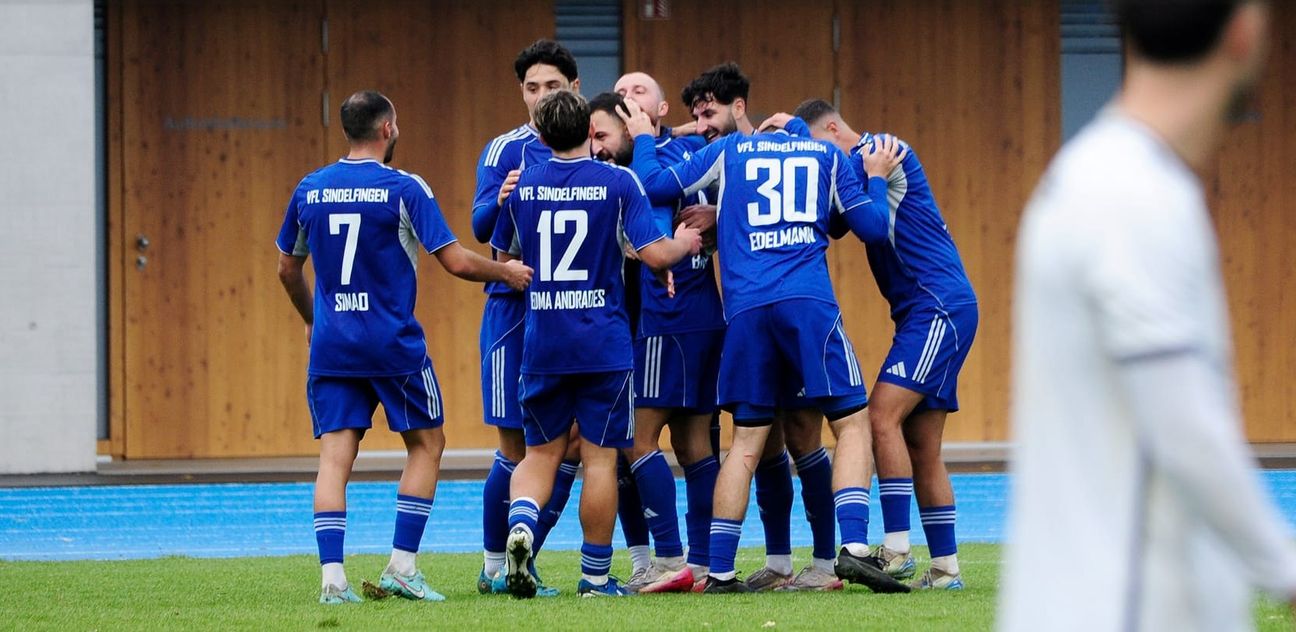 Blau-Weißer Jubel: Die Sindelfinger Fußballer feiern den 3:2-Siegtreffer von Tahir Bahadir gegen den SC Geislingen. Bild:photostampe