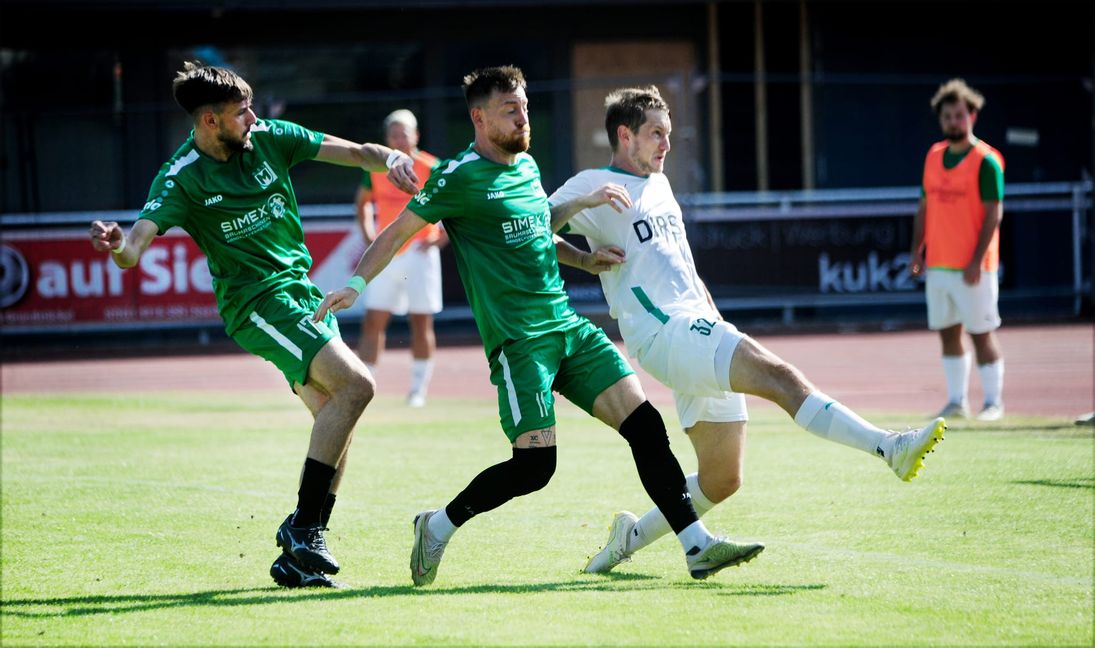 Maichingens Kapitän Michael Klauß (Mitte) droht wegen Oberschenkelproblemen für das Derby auszufallen. Bild: photostampe/A