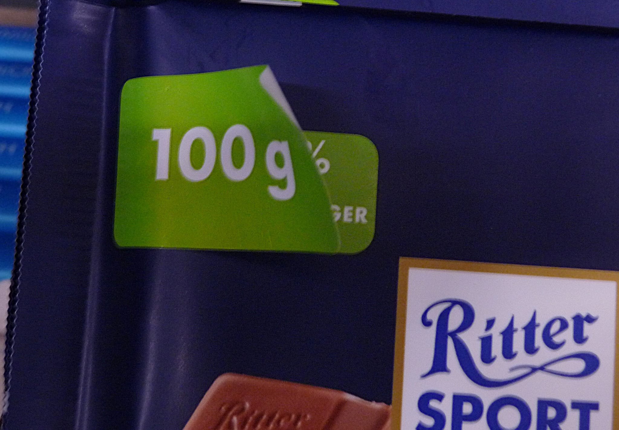 Das Beweisfoto: Unter dem „100 g“-Sticker kommt der ursprüngliche Aufdruck zum Vorschein.