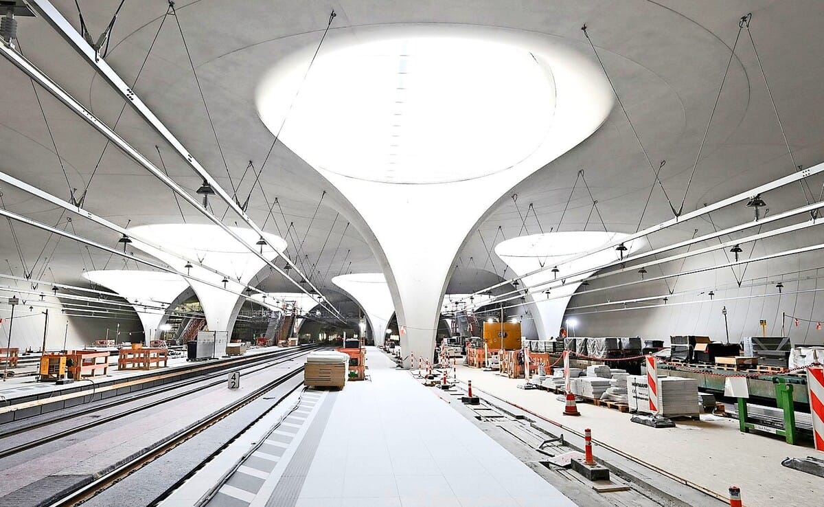Die Bahnhofhalle von Stuttgart 21 im Rohbau: wie viele Züge können pro Stunde hier durchgeschleust werden? Das ist einmal mehr Gegenstand einer Debatte.