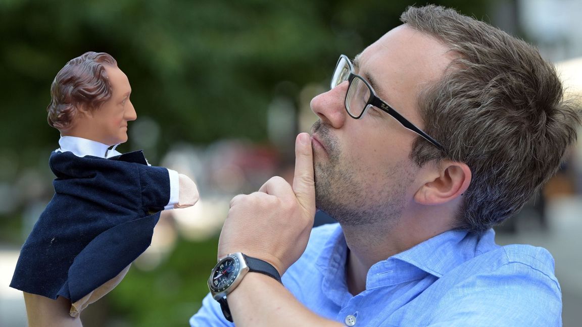 Goethe-Influencer Damian Mallepree schaut dem Dichter in die Augen.