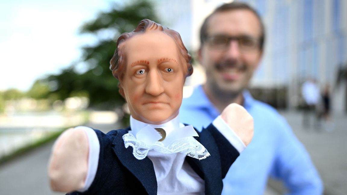 Johann Wolfgang von Goethe bewahrt selbst als Kasperlfigur seine Würde.