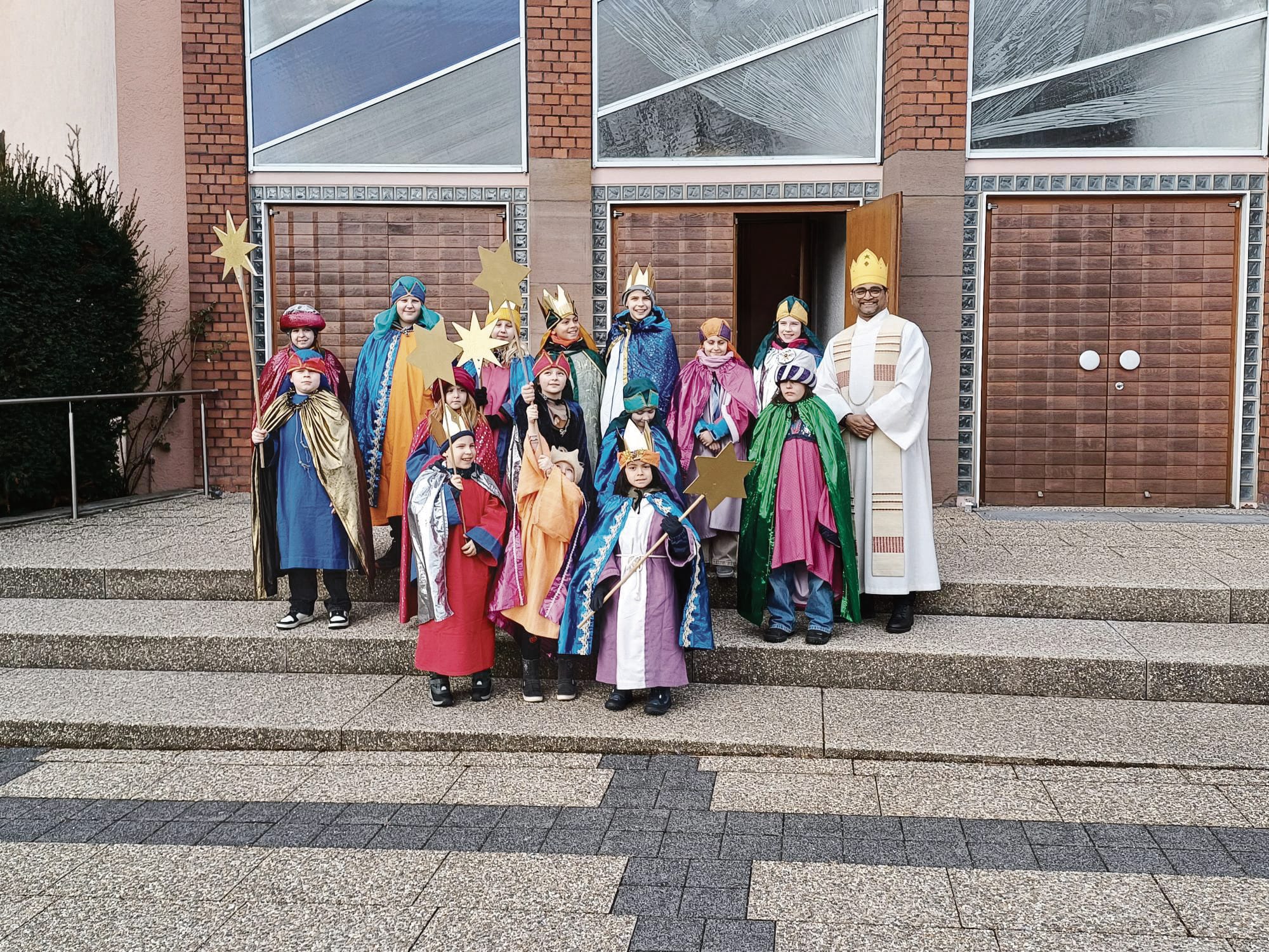 Die Sternsinger machten sich nach dem Aussendungsgottesdienstin St. Joseph in Sindelfingen auf den Weg. Bild: Elbers