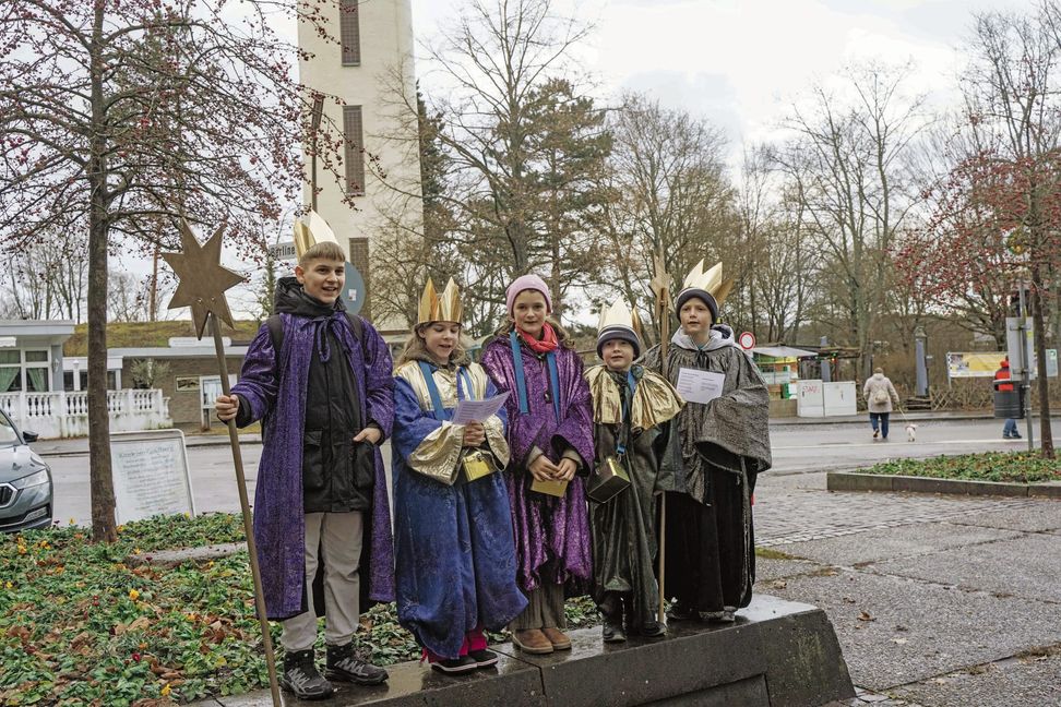 Sternsinger waren auch am Berliner Platz anzutreffen. Bild: Dettenmeyer