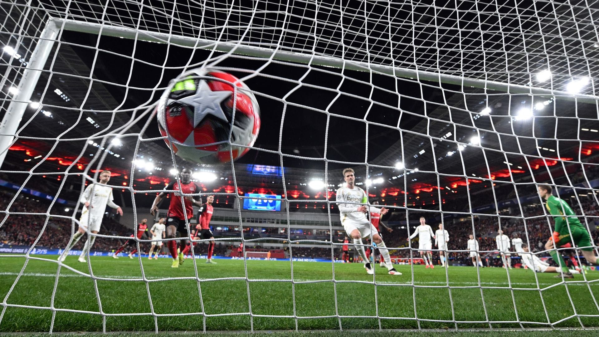 Bayer Leverkusen umgeht durch das 2:0 gegen Sparta Prag die Playoffs und steht direkt im Achtelfinale.
