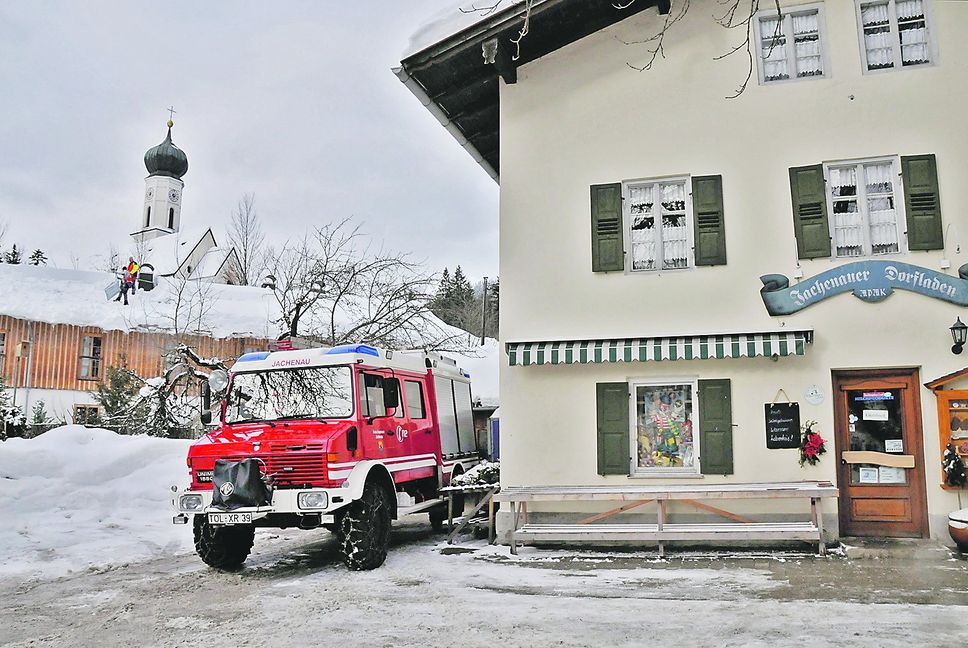 Der Dorfladen im Ortskern von Jachenau konnte dank der tatkräftigen Hilfe durch die Freiwillige Feuerwehr trotz der Schneekatastrophe gut versorgt werden. Bild: z