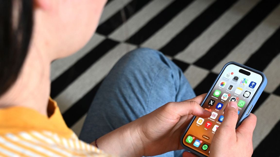 Lässt man andere an sein Handy?