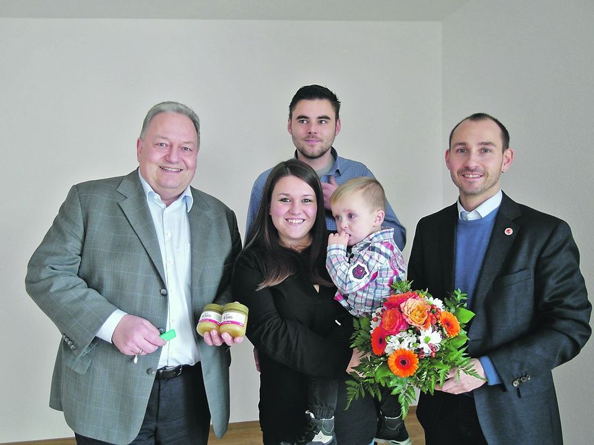 BGG-Geschäftsführer Rainer Ganske (links) und Oberbürgermeister Dr. Stefan Belz (rechts) haben feierlich die Wohnungsschlüssel an Patryck (hinten), Sarah und Lukas Kotarski übergeben – die ersten Mieter im von der BGG in der Böblinger Schafgasse gebauten Mehrfamilienhaus mit gefördertem Wohnraum.  Bild: Staber