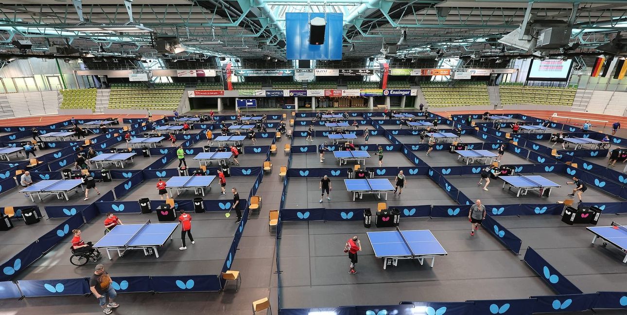 Die 36 Spieltische in der Arena – sechs weitere wurden zum Einspielen in der Judohalle nebenan platziert - gaben ein imposantes Bild ab. Bilder: Holzapfel