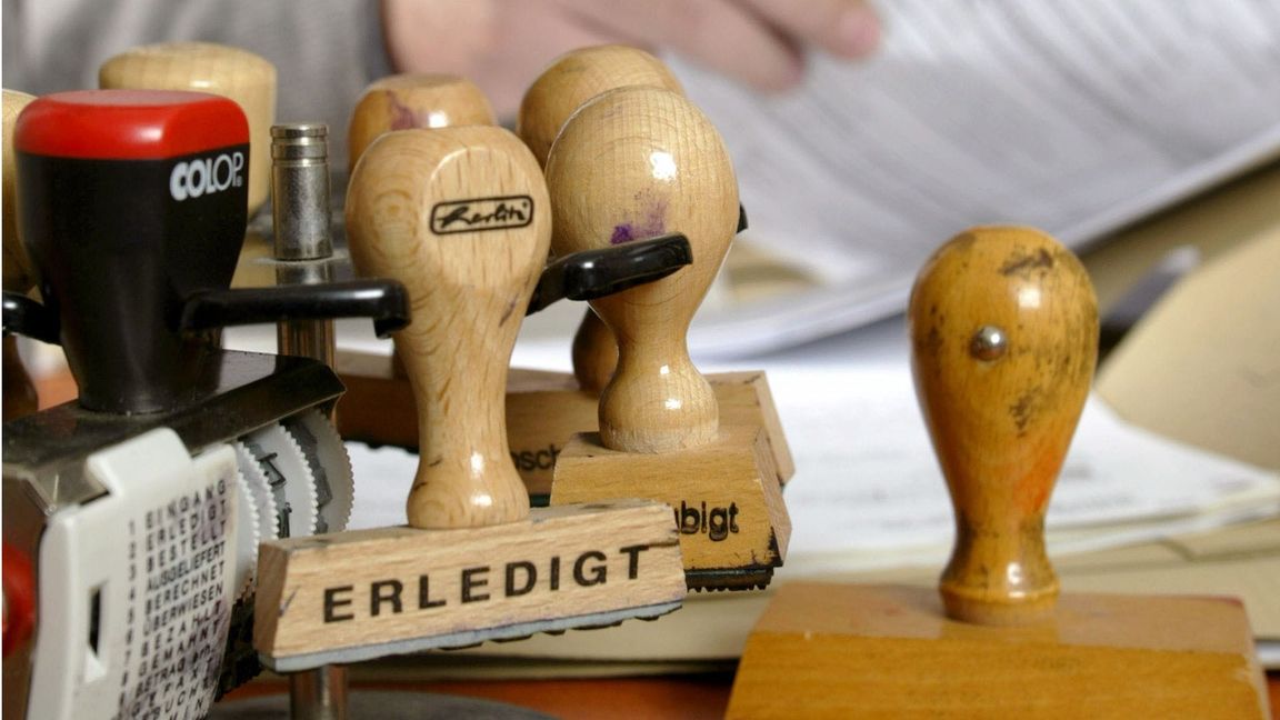 Das seit jeher belastete Bild des Beamtentums hat sich weiter verschlechtert – vielfach werden Einschnitte in dieser Gruppe gefordert.