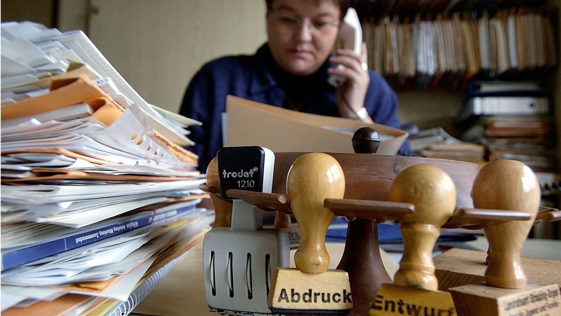 Das seit jeher belastete Bild des Beamtentums hat sich weiter verschlechtert – vielfach werden Einschnitte in dieser Gruppe gefordert.