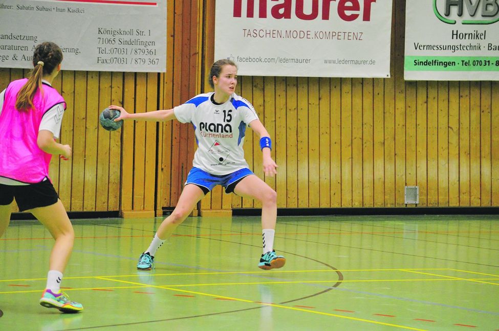 Die Sindelfingerin Marina Seso macht sowohl als Softballerin als auch als Handballerin eine gute Figur.  Bilder: Zvizdiç/z