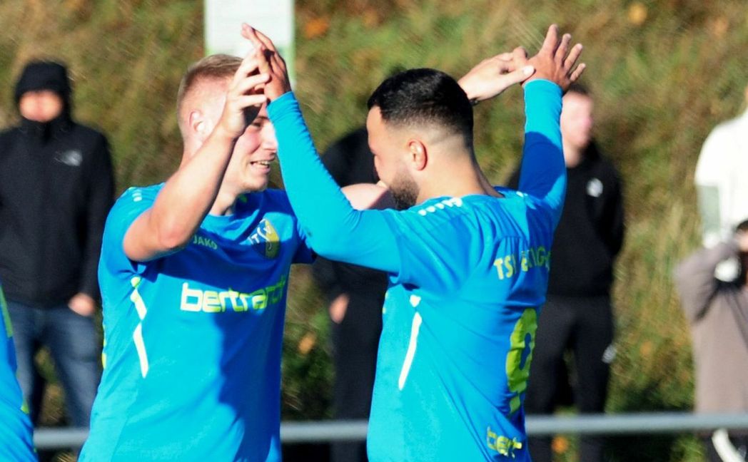 Lars Jäger hat gerade das 3:1 erzielt und freut sich mit Tahir Bahadir, der kurz zuvor ebenfalls getroffen hatte.      Bild: Photostampe