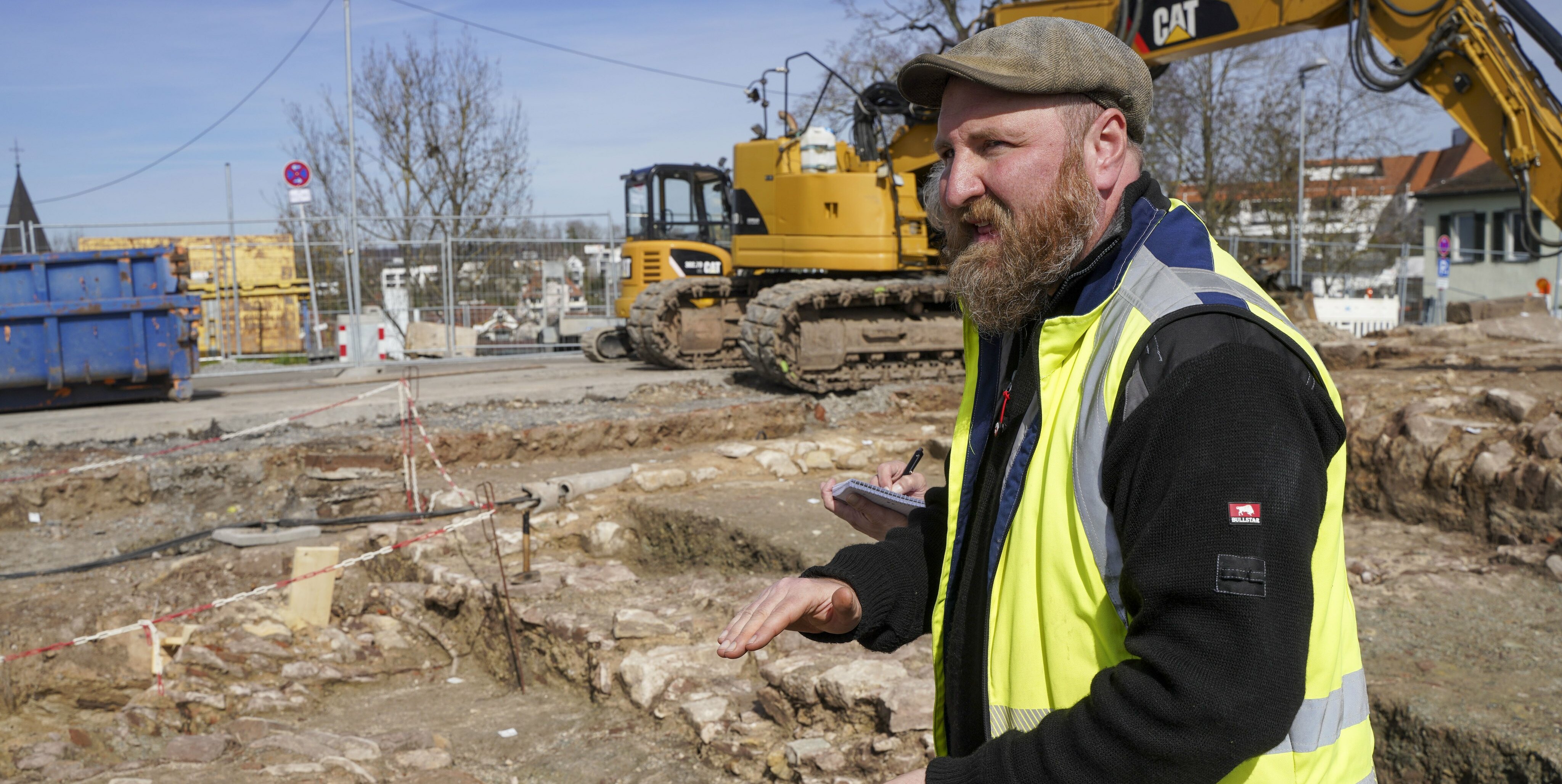 Archäologe Benjamin Hamm: Schicht um Schicht dringen er und seine Kollegen in das Erdreich des Schlossbergs. Bild: Dettenmeyer