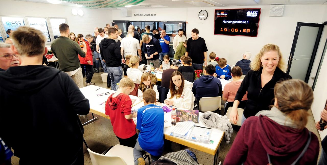 Der Bildschirm im Foyer überträgt den Inhalt der Anzeigetafel dorthin, wo die Abteilung die Zuschauer mit Essen und Getränken versorgt.