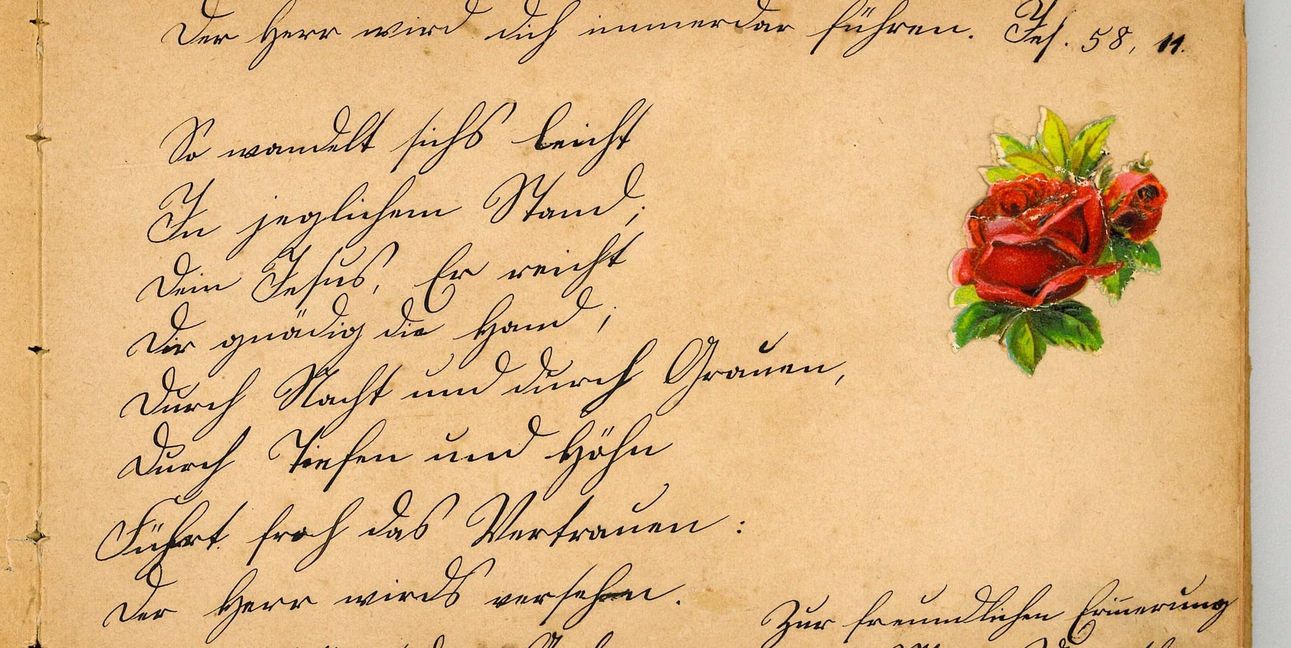 Ein altes Poesiealbum mit Zeilen in Sütterlinschrift