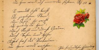 Ein altes Poesiealbum mit Zeilen in Sütterlinschrift