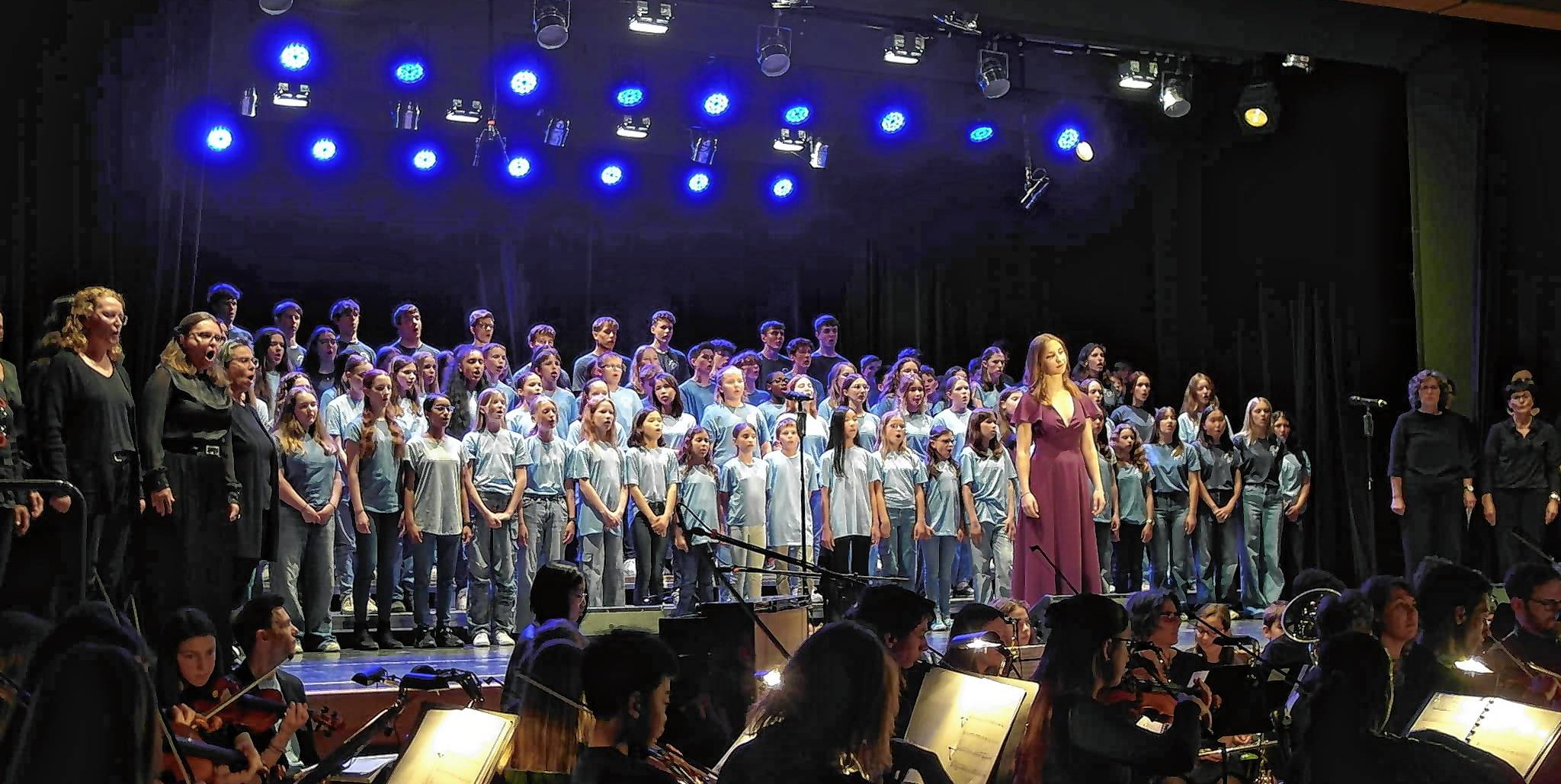 Über 230 Mitwirkende hat das Sindelfinger Stiftsgymnasium für die Musikal-Produktion „Ocean World“ auf die Bühne des Maichinger Bürgerhauses gebracht und damit insgesamt über 800 Zuschauer bei zwei ausverkauften Vorstellungen begeistert.