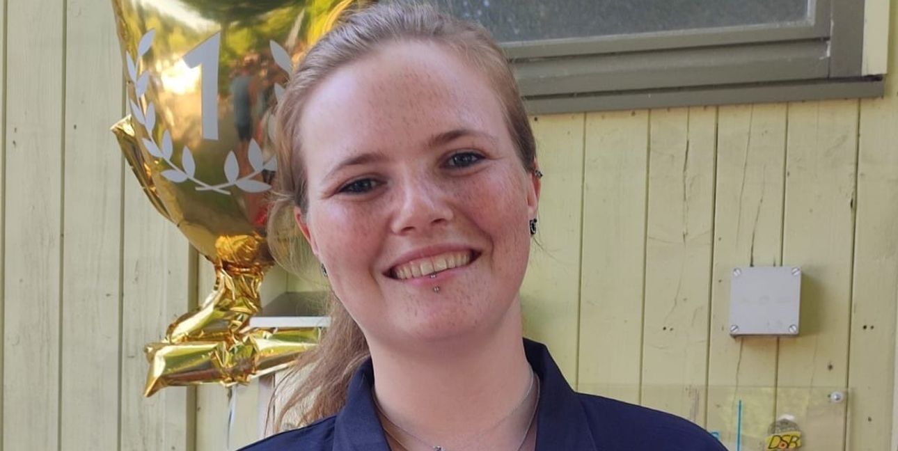 Luisa Rudolph mit ihren beiden Goldmedaillen beim Empfang am Sonntagmorgen im Schönaicher Schützenhaus.