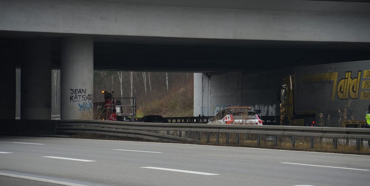 Die Stelle befindet sich direkt am Autobahnkreuz Stuttgart.