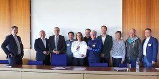 Sven Busch (Geschäftsführer AOK Stuttgart-Böblingen, Zweiter von links) und Landrat Roland Bernhard (Dritter von links) freuen sich mit den Vertretern von Vereinen, Kommunen weiteren Partnern über die Gründung des Netzwerks Kreis BBwegt!. Bild: z