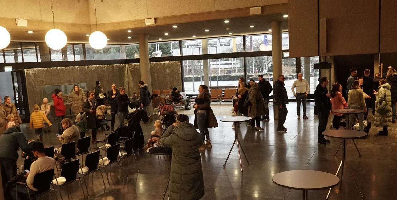 Wegen des großen Andrangs wurde die Sitzung zusätzlich ins Foyer übertragen.