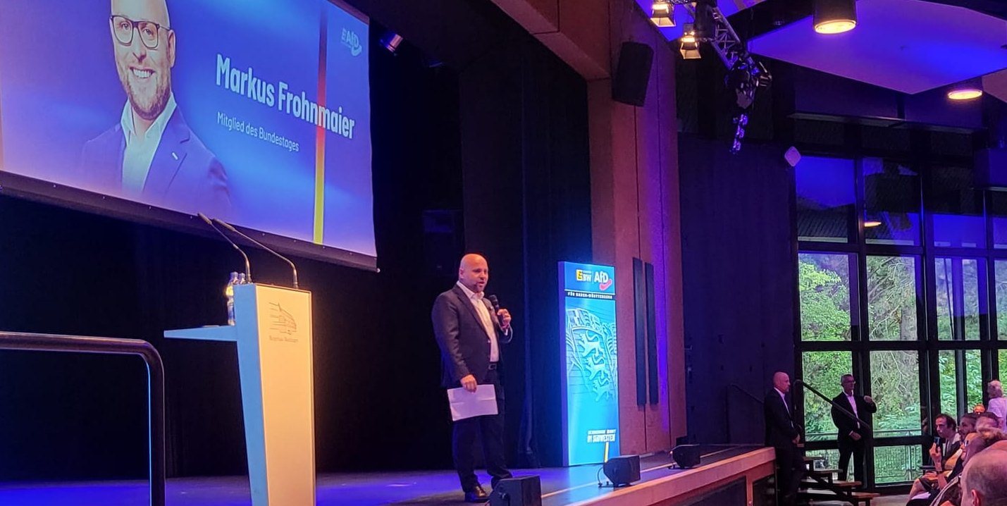Markus Frohnmaier am Mikrofon: Beim „Bürgerdialog“ in Maichingen spricht er über Energiepreise, Migration und die Politik der CDU.