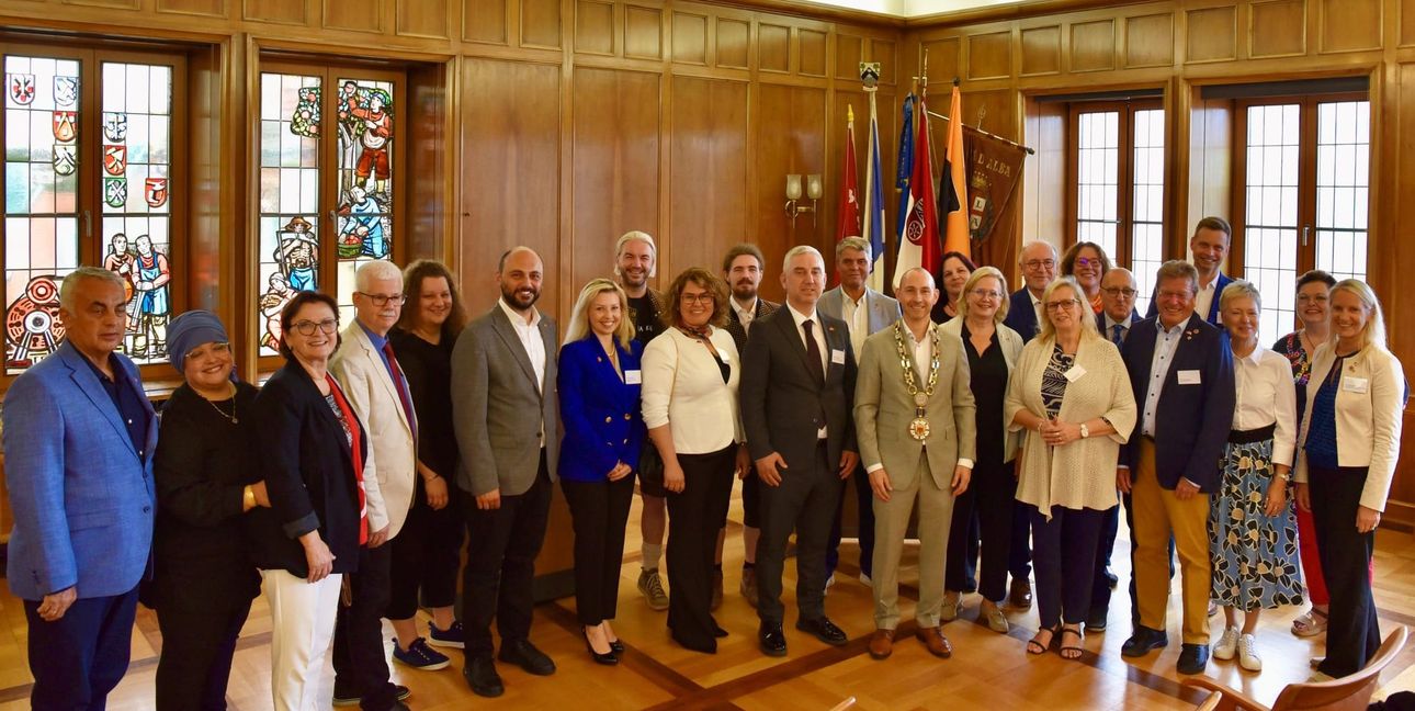 Ehrengäste aus Partnerstädten haben sich im Goldenen Buch anlässlich des Böblinger Stadtfestes verewigt.