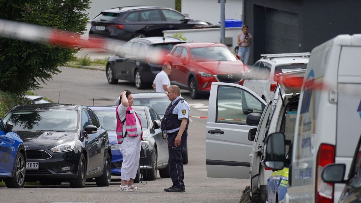 Nach einer Gewalttat in Albstadt mit drei Toten und zwei Schwerverletzten dauern die Ermittlungen an.