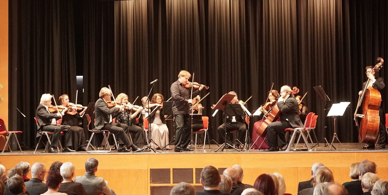 Dirigent Radoslaw Szulc griff beim Neujahrskonzert in Holzgerlingen immer wieder auch zur Solovioline.