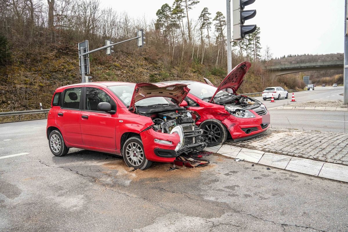 Renningen: Zwei Autos kollidieren