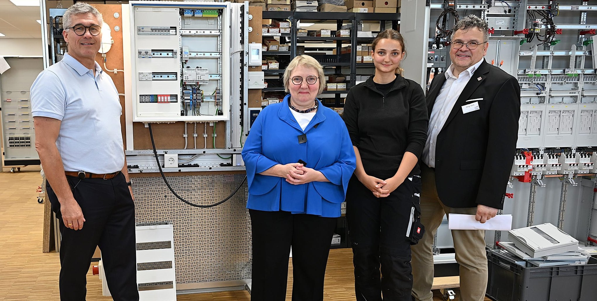 Trotz starker Gegensätze reichte es zu einem freundlichen Foto (von links): Unternehmer Klaus Finger (Elektro-Breitling), Katja Mast (Parlamentarische Staatssekretärin des Bundesarbeitsministeriums), die Auszubildende Carolina Maier und Personalchef Jörg