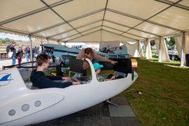 Einmal selbst Pilot sein. Ferdinand Geiler lässt sich von Benedikt Zöller und Dario Vucenovic der Luftsportgemeinschaft Hanns Klemm das Steuern erklären. Bilder: Nüssle