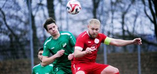 Der Waldenbucher Elias Zipperer (links) bedrängt den Altdorfer Kapitän Philipp Schott.
Bild: photostampe