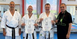 Anton Klotz, Präsident des Karate-Verbandes Baden-Württemberg, Michael und Sascha Klengel vom TSV Dagersheim Rainer Wenzel (von links) nach der bestandenen Dan-Prüfung mit.