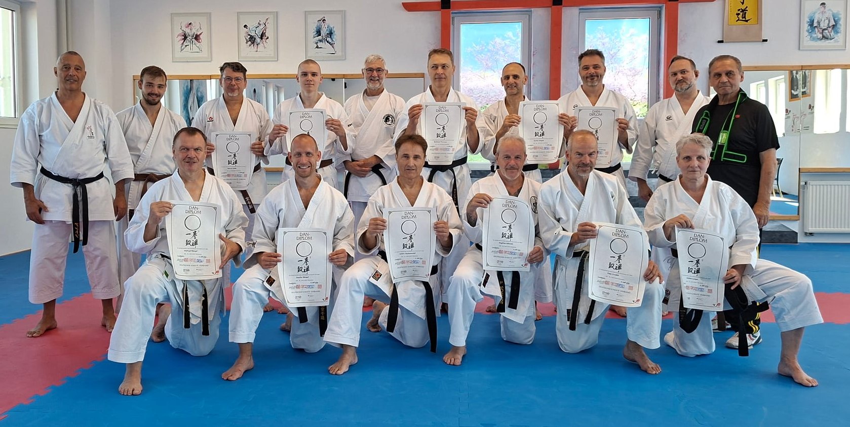 Michael und Sascha Klengel vordere Reihe, 1. und 2. von links) wurden von Anton Klotz, Präsident des Karate-Verbandes Baden-Württemberg (hintere Reihe, 1. von links), geprüft.