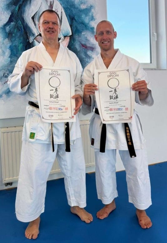 Michael und Sascha Klengel vom TSV Dagersheim nach der bestandenen Dan-Prüfung.