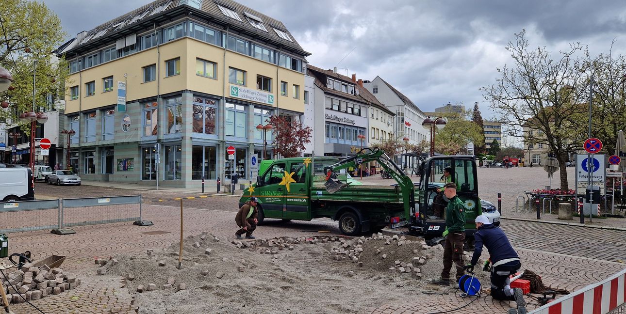 Seit gestern werden im Zuge der geplanten Neugestaltung der Marktplatzoberfläche oberhalb der Tiefgaragenzufahrt Spindel Flächen eingerichtet.