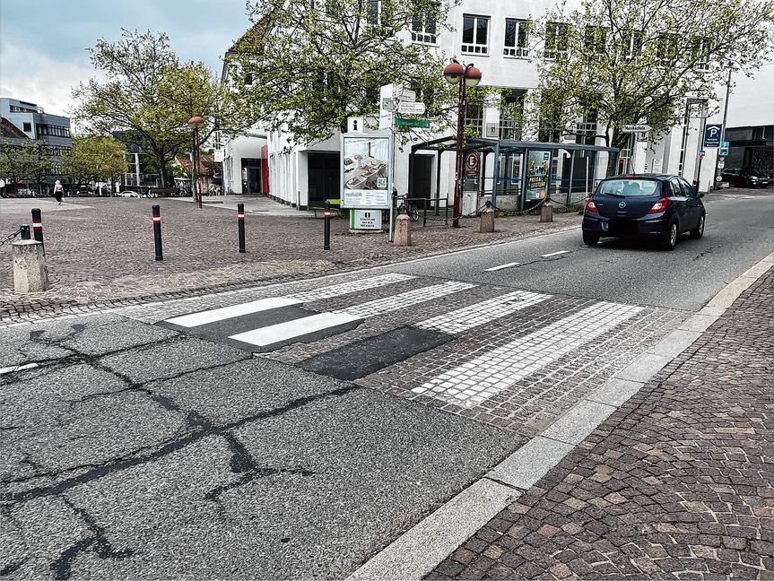 Der edle Stein verschwindet unter schwarzem Asphalt. Bild: Gospodarczyk