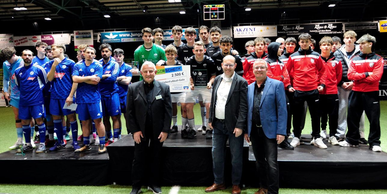 Der VfL Pfullingen (Mitte) darf sich über den Siegerscheck von 2500 Euro freuen. Erste Gratulanten waren Maichingens Fußball-Abteilungsleiter Werner Klauß, Sindelfingens Oberbürgermeister Dr. Bernd Vöhringer und Ralf Brenner, Sindelfinger Fußball-Chef (vorne von links).