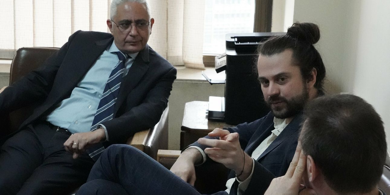 Tobias Bacherle im ägyptischen Außenministerium im Gespräch mit Tarek Dahroug (links, Botschafter für libysche Angelegenheiten) und Carsten Wieland (Parlamentarischer Berater).