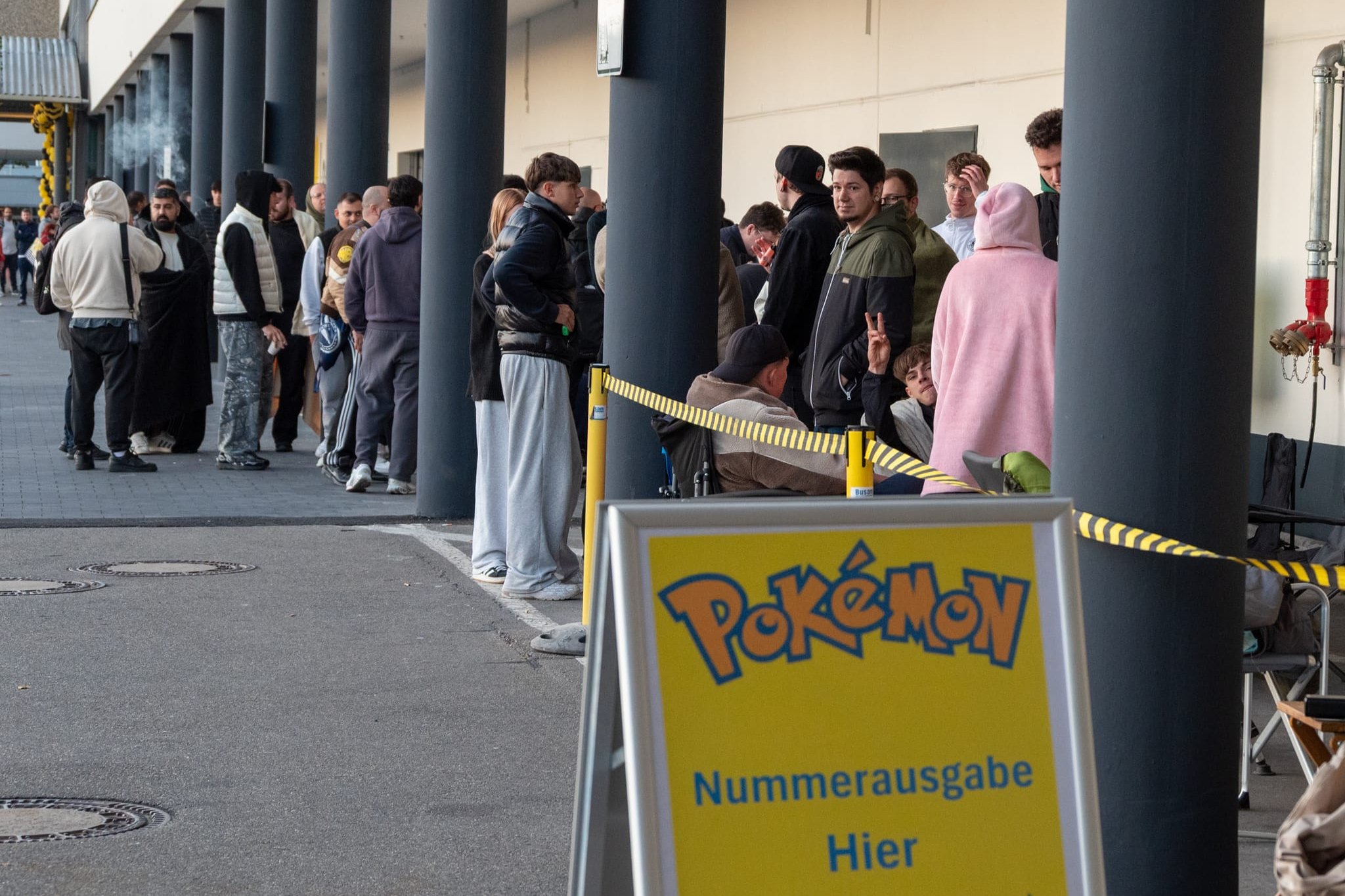 Anstehen für eine Zugangsnummer um ins Pokemonzelt zu gelangen.