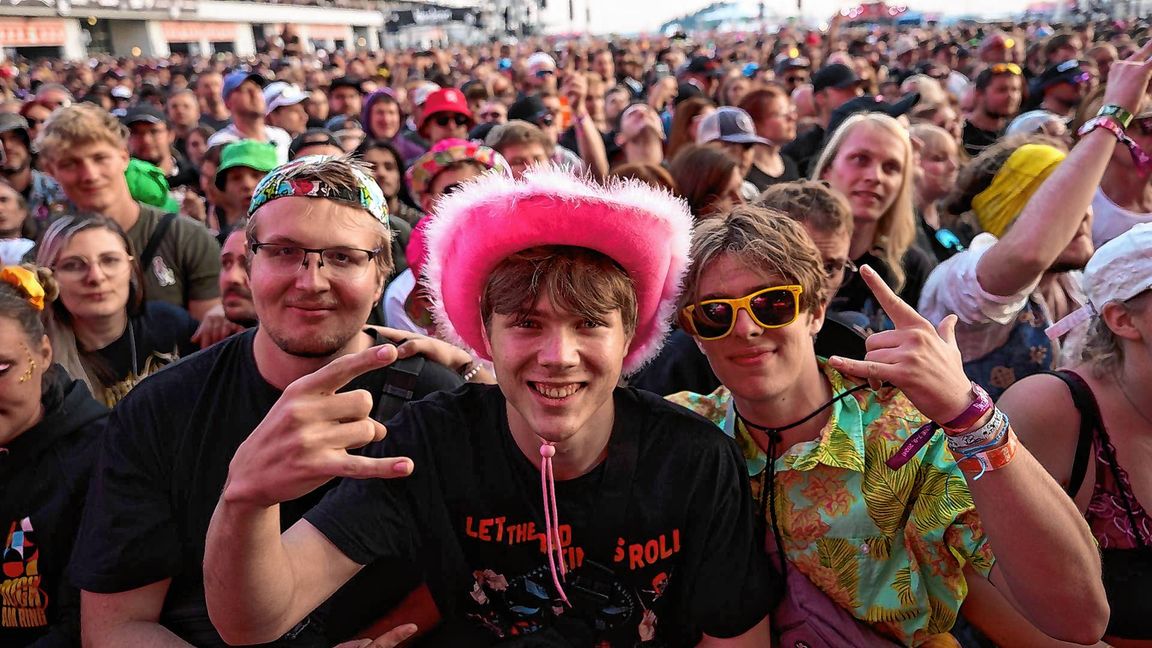 Fans beim Auftritt derRockband "Queen s of the Stone Age" beim Open-Air-Festival "Rock am Ring".