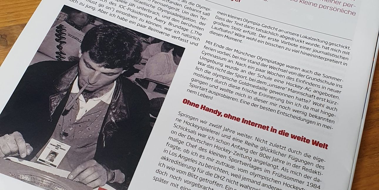 Die erste von zwölf Seiten der ganz persönlichen Olympia-Geschichte von Uli Meyer im Sonderheft der Deutschen Hockeyzeitung zu den Spielen in Tokio 2021. Links unten zeigt das Foto den Jungredakteur mit seiner mechanischen Reiseschreibmaschine Modell „Olympia“.