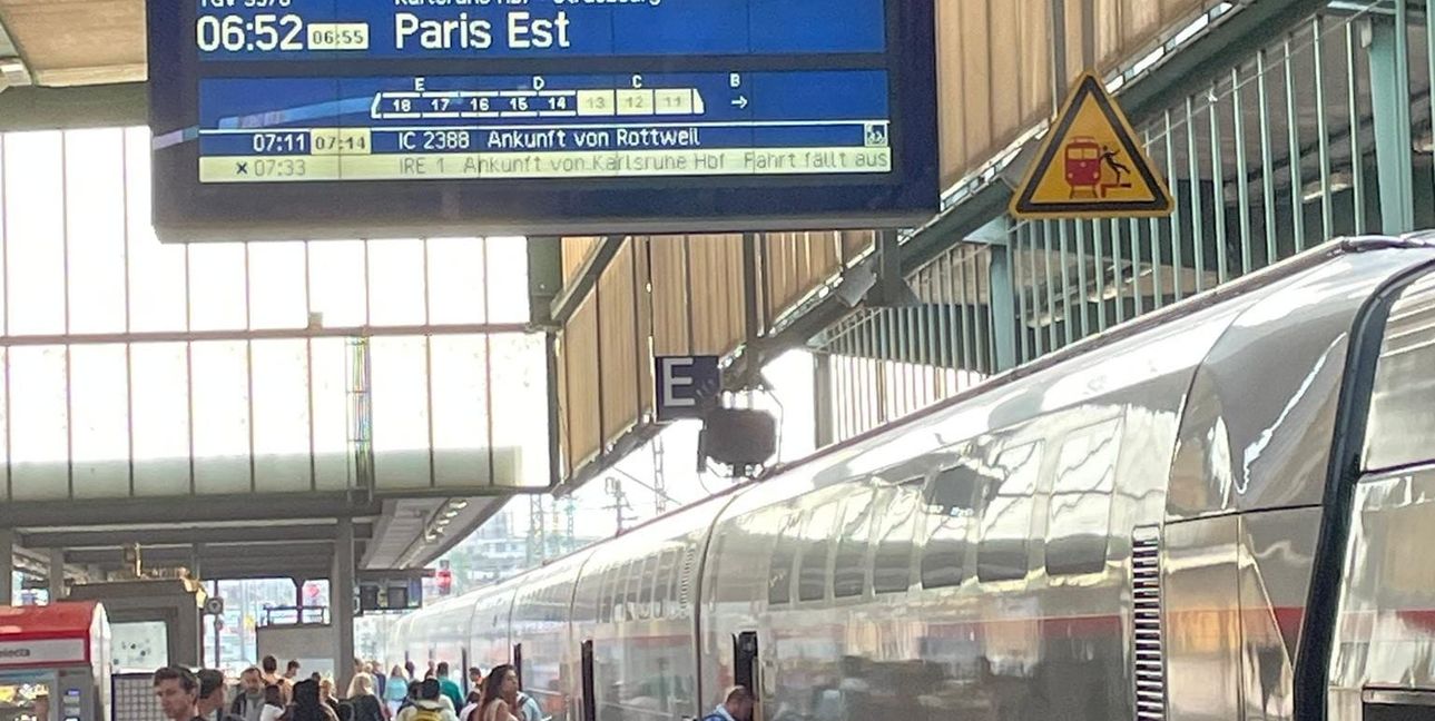 Ankunft am Gare de L‘Est: Nach den Anschlägen auf die französische Bahn verlief die Anreise von Stuttgart bis Straßburg, aber von dort war die Schnellbahnverbindung nach Paris lahmgelegt. Aus der angekündigten Verzögerung von 2 Stunden wurden irgendwann 3,5. Doch urplötzlich konnte die Strecke dann doch wieder befahren werden. Am Ende waren es dann nur 45 Minuten Verspätung.Bild: Meyer