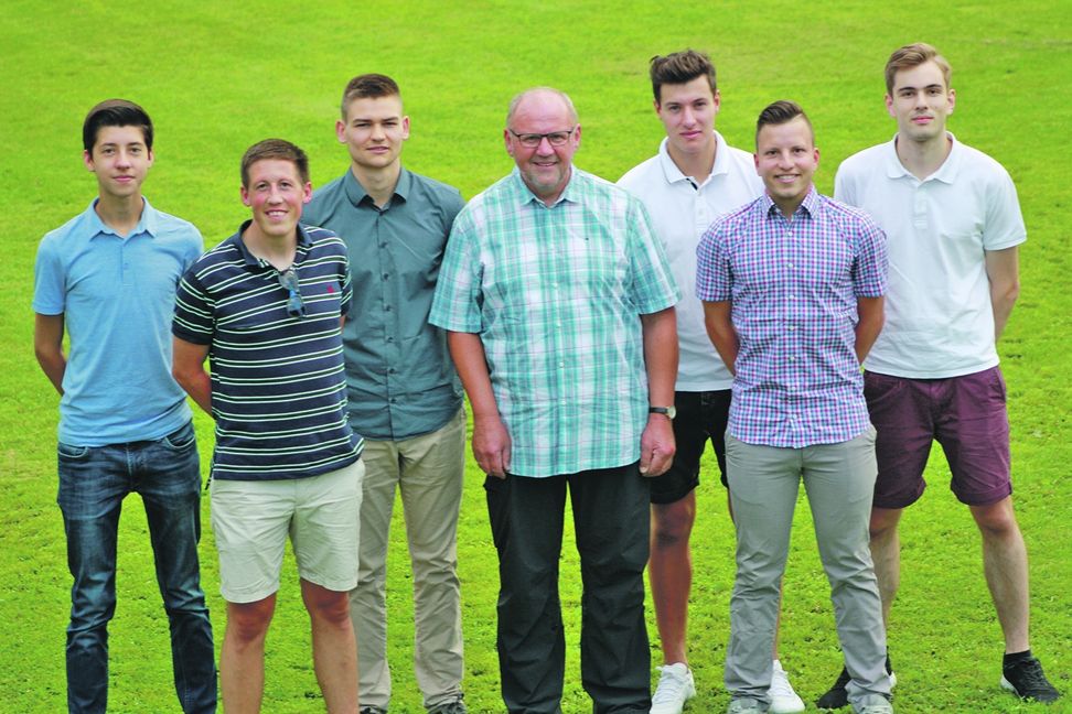 Der Leistungskader: Jan Bohacek (VfL Sindelfingen), Patrick Stephany (TV Altdorf), Maximilian Jäger (SV Böblingen), Obmann Kurt-Heinz Kuhbier, Julian Gack (VfL Herrenberg), Marcel Lalka (TSV Schönaich) und Elias Weber (TSV Herrenberg/von links).  Bild: Gauß