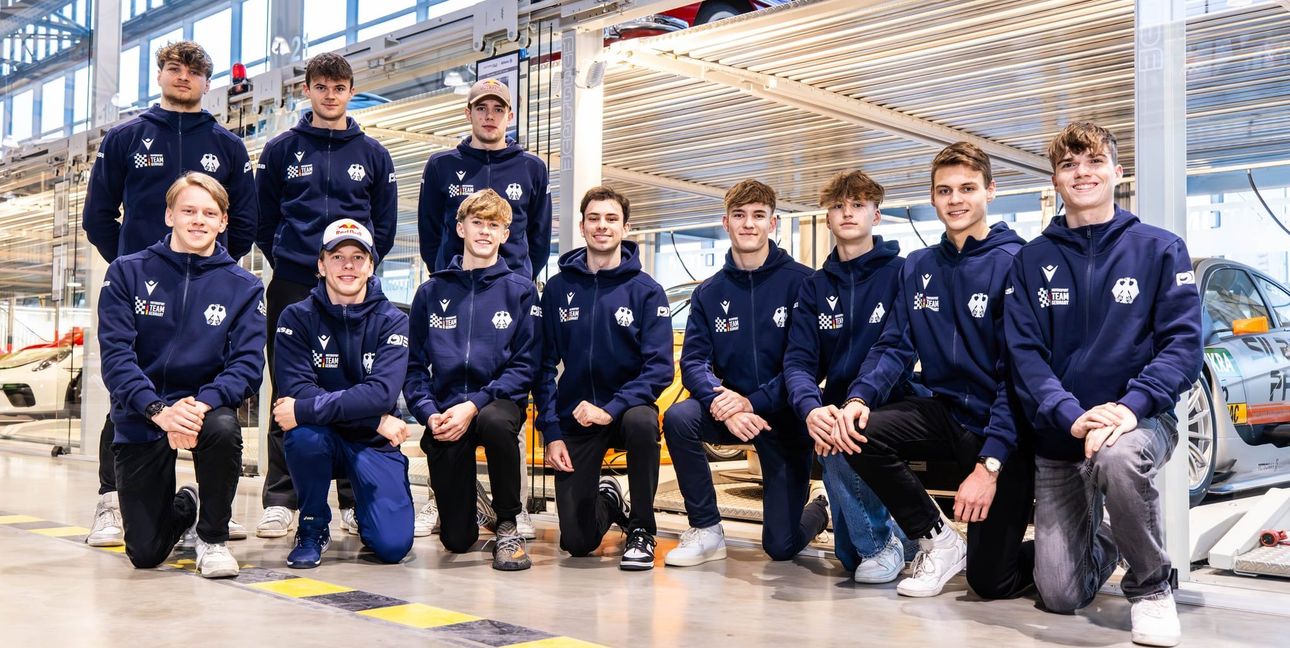 Gruppenbild der Motorsportler von morgen in der Böblinger Motorworld.