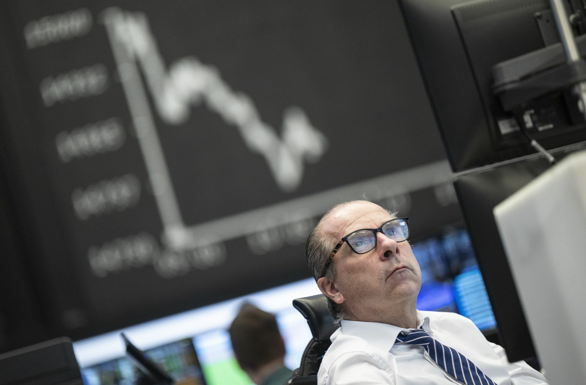 Ein Aktienhändler an der Börse beobachtet die Kursentwicklung auf seinem Monitor.