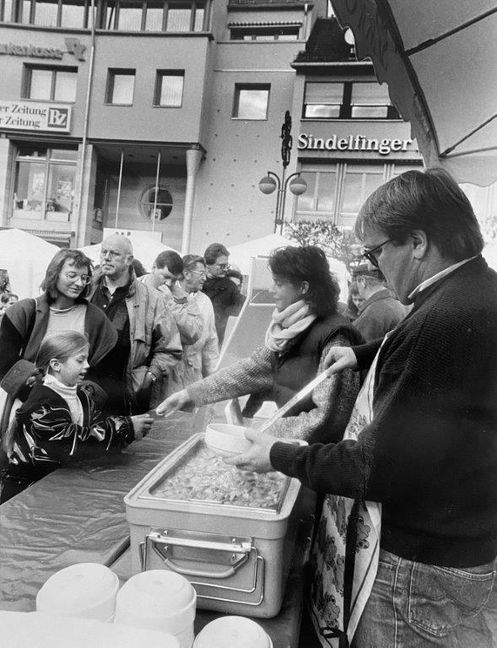 Es ist noch Suppe da: 1995 auf dem Sindelfinger Marktplatz beim traditionellen SZ/BZ-Erbseneintopf. Bild: Stampe/A